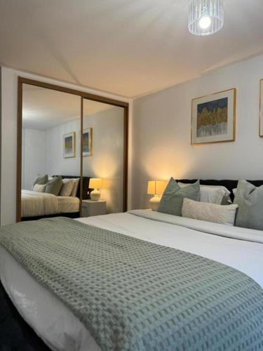 Stunning 2-Bed Apartment in Dartford 객실 침대