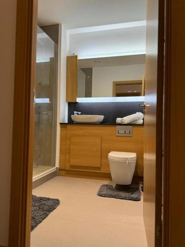Et bad på Stunning 2-Bed Apartment in Dartford