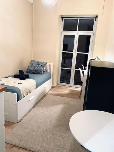 une chambre avec un lit et une grande fenêtre dans l'établissement Studio 4 cœur de ville, à Besançon