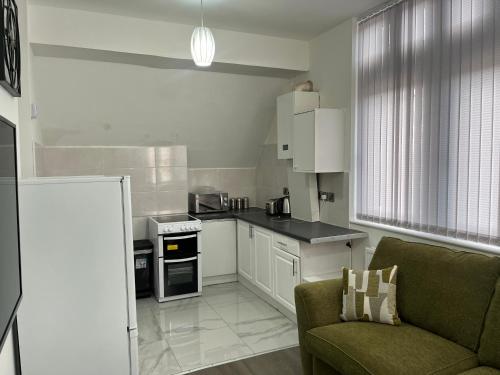 Virtuve vai virtuves zona naktsmītnē Charming 1 bedroom Apartment In The Heart Of Manchester Close to Manchester City Centre And Etihad Stadium