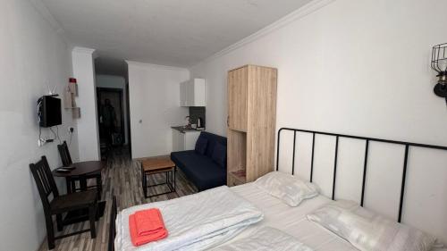 - une chambre avec un lit et un canapé bleu dans l'établissement Gudauri loft Apartments #417, à Kʼumlistsʼikhe