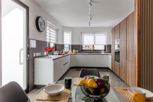 Η κουζίνα ή μικρή κουζίνα στο Exceptional Sunlit Apart Marsaskala Bay - Happy Rentals