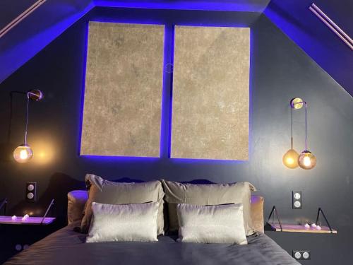 - une chambre bleue avec un lit et une fenêtre dans l'établissement Insolite Escapade avec Spa privatif, à Pacy-sur-Eure
