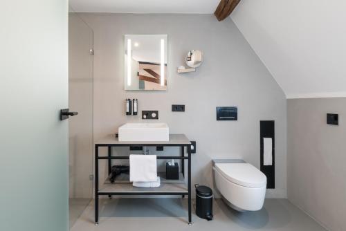 a bathroom with a sink and a toilet at DAS HOCHREIN in Volkach