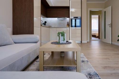 ein Wohnzimmer mit einem Sofa und einem Tisch in der Unterkunft View in Petrich