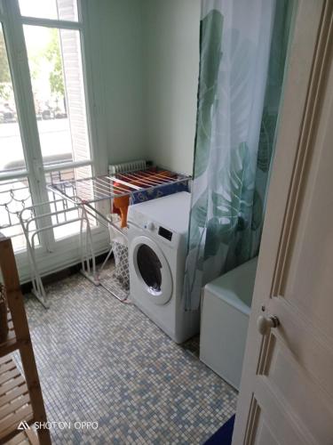 Photo de la galerie de l'établissement Large family typical Parisian Appartment, à Paris