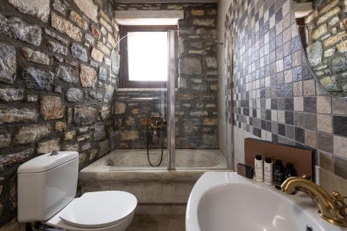 アギアアンナ・ナクソスにあるVilla Kalyのバスルーム(トイレ、洗面台、バスタブ付)