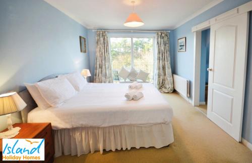 - une chambre avec un lit doté d'un ours en peluche dans l'établissement Gate House, à Bembridge
