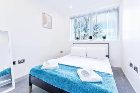 伍爾弗漢普頓的住宿－Stylish 1 Bed Apartment in Wolverhampton，一间卧室配有一张床,上面有两条毛巾