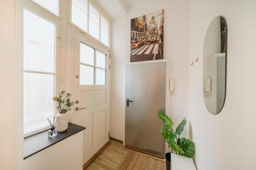 um corredor com uma porta e uma janela em NEW Luxurious Loft in central Berlin BY HOMELY em Berlim
