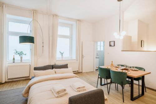 um quarto com uma cama, uma mesa e cadeiras em NEW Luxurious Loft in central Berlin BY HOMELY em Berlim