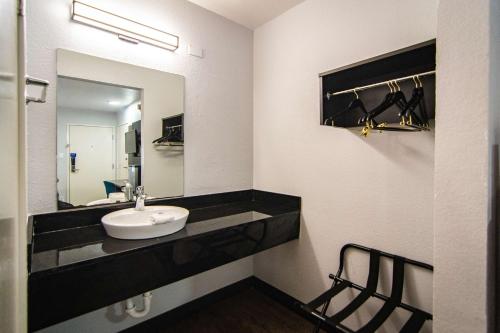 W łazience znajduje się umywalka i lustro. w obiekcie Motel 6-Ft. Pierce, FL w mieście Fort Pierce