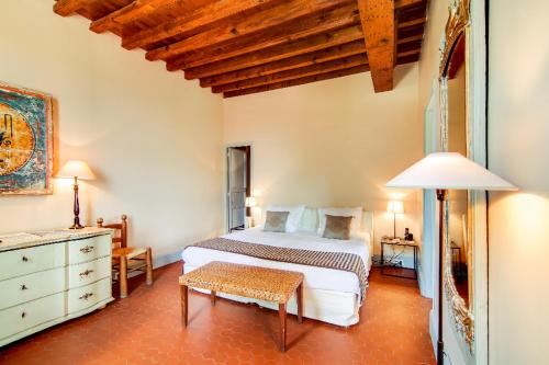 una camera da letto con un letto e un tavolo in una stanza di La Maison du Mas de Peint a Arles