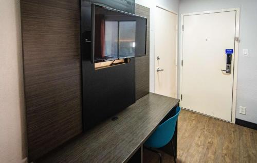 Телевизор и/или развлекательный центр в Motel 6-Ft. Pierce, FL