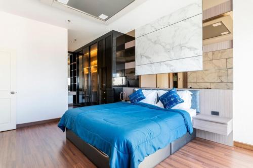 Een bed of bedden in een kamer bij Luxury 31st Top Floor Condo with Swimming Pool