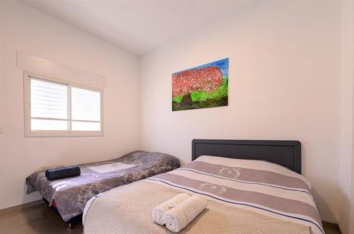 um quarto com 2 camas e uma janela em וילת אורית בגלבוע 