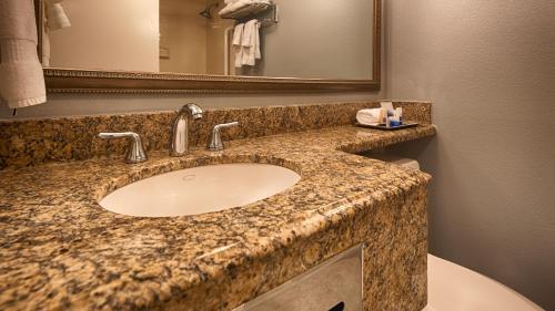 A bathroom at Best Western Hartford Hotel and Suites