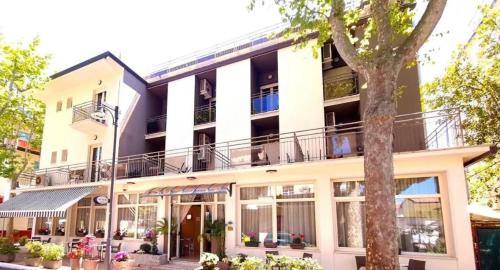 una vista exterior de un edificio en Hotel Villa Tina, en Cesenatico