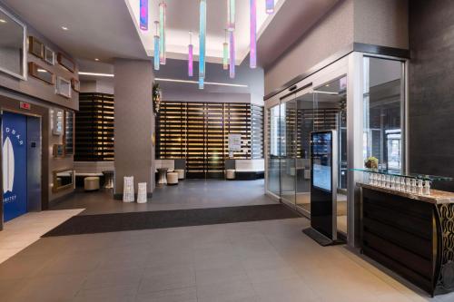 um átrio do hotel com uma área de degustação de vinhos e uma degustação de vinhos em Hilton New York Fashion District em Nova Iorque