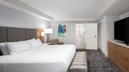 Postel nebo postele na pokoji v ubytování DoubleTree By Hilton Sacramento