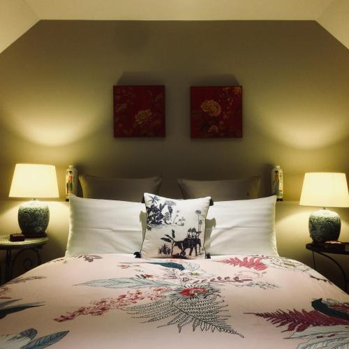 1 dormitorio con 1 cama con 2 lámparas en Bundanoon Bijou Southern Highlands Accommodation, en Bundanoon