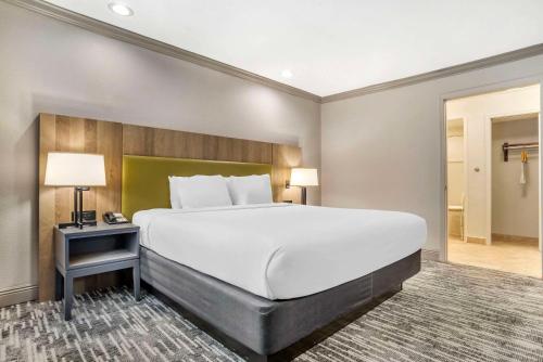 Country Inn & Suites by Radisson, Metairie New Orleans , LA Image