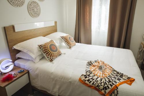 um quarto com uma cama com duas almofadas em Delta - Central Elegant Apartment em Kateríni