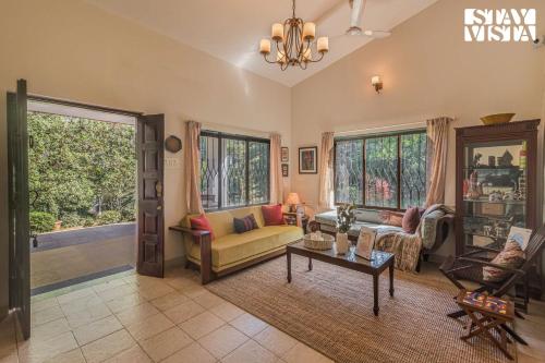 Χώρος καθιστικού στο StayVista's Kia Ora - Amidst Greenery Villa with Outdoor Pool, Balconies, and Indoor Games