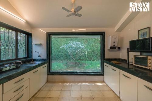 Η κουζίνα ή μικρή κουζίνα στο StayVista's Kia Ora - Amidst Greenery Villa with Outdoor Pool, Balconies, and Indoor Games