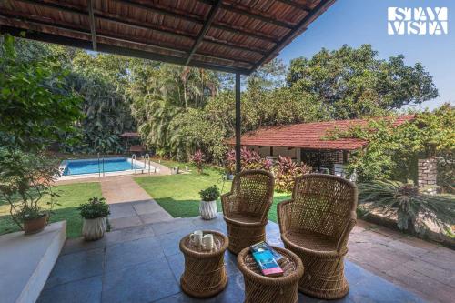 Πισίνα στο ή κοντά στο StayVista's Kia Ora - Amidst Greenery Villa with Outdoor Pool, Balconies, and Indoor Games