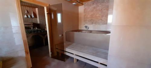 eine Küche mit einer Badewanne und einem Waschbecken in einem Zimmer in der Unterkunft RelaxRitual in Līči