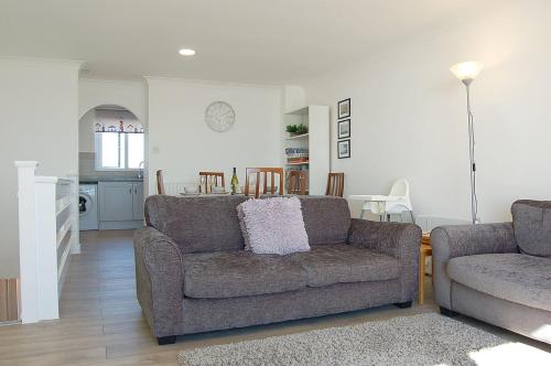 Ruang duduk di Sunny Side Up Beach House in Tywyn