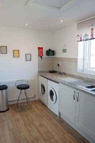 Dapur atau dapur kecil di Sunny Side Up Beach House in Tywyn