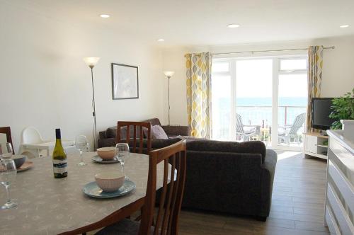 Ruang duduk di Sunny Side Up Beach House in Tywyn