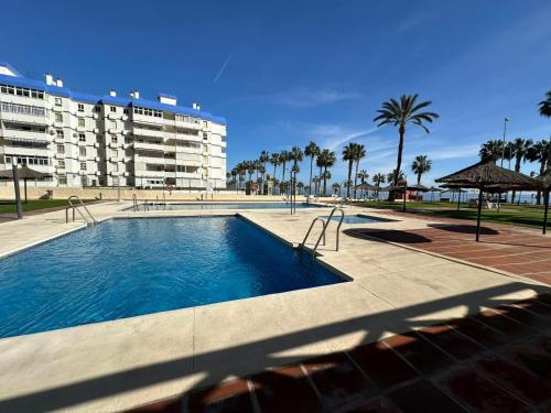 ALO - Beachfront Studio with Sea Views, Pool and Terrace - AC, Benalmádena