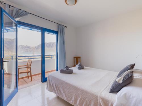 a bedroom with a bed and a view of the ocean at Casa Joral, para surfear en Famara in Famara