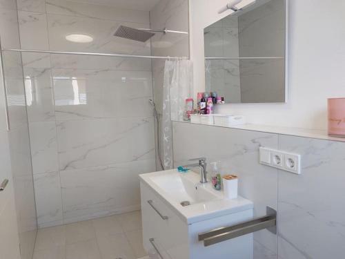 Koupelna v ubytování Neue Wohnung für 4 Küche Terrasse
