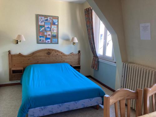 サン・ピエール・ド・シャルトルーズにあるHotel Victoriaのベッドルーム(青いベッド1台、窓付)