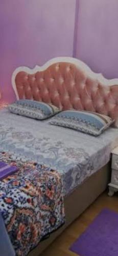 uma cama com um colchão tufado e almofadas em شقق فندقية العريش 