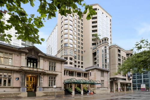 un grupo de edificios altos en una ciudad en Sydney Central Hotel Managed by The Ascott Limited en Sídney