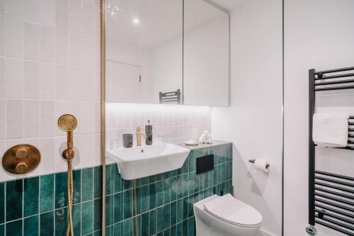 A bathroom at Canal view, Grade II Industrial style, Fast WiFi, Family, Contractors