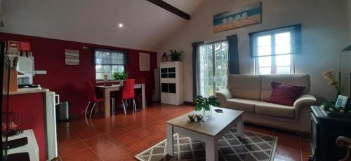 ein Wohnzimmer mit einem Sofa und einem Tisch in der Unterkunft Quinta Inge 