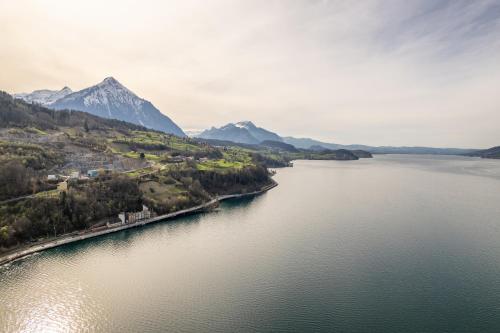 an aerial view of a lake with a mountain at Bijou Lake Side Panorama - Seeblick und Erholung nahe Interlaken in Leissigen