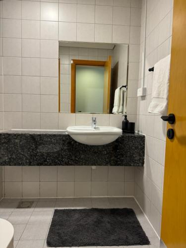 een badkamer met een wastafel en een spiegel bij Business bay in Dubai