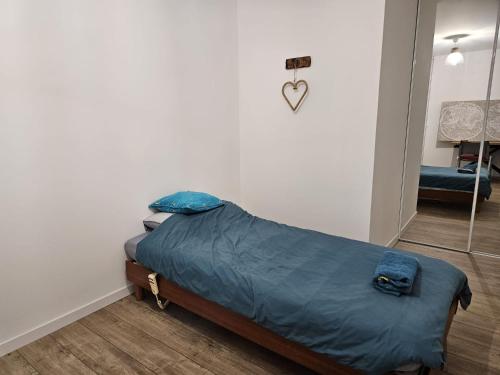 シャトーブリアンにあるL'Ecrin - L'Améthysteのベッドルーム1室(青い掛け布団付きのベッド1台付)
