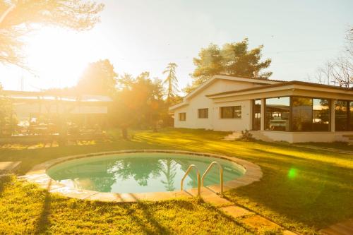 ein Haus mit einem kleinen Pool im Hof in der Unterkunft ALFA COUNTRY HOUSE Villa Salento in Lequile