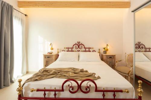 ALFA COUNTRY HOUSE Villa Salento في Lequile: غرفة نوم بيضاء مع سرير كبير في غرفة
