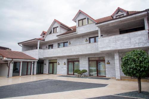 Bangunan di mana terletaknya rumah tamu ini