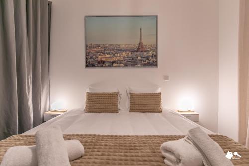 a bedroom with a bed with a view of the eiffel tower at MBA - Splendide Appart - Patay 2 - Proche Bercy in Paris