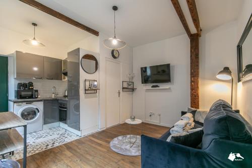 un salon avec un canapé et une cuisine dans l'établissement MBA - Splendide Appart - Patay 2 - Proche Bercy, à Paris